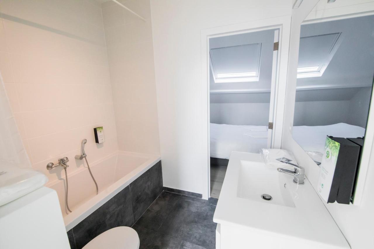 Travelease - Midi Bed & Breakfast Anderlecht ภายนอก รูปภาพ