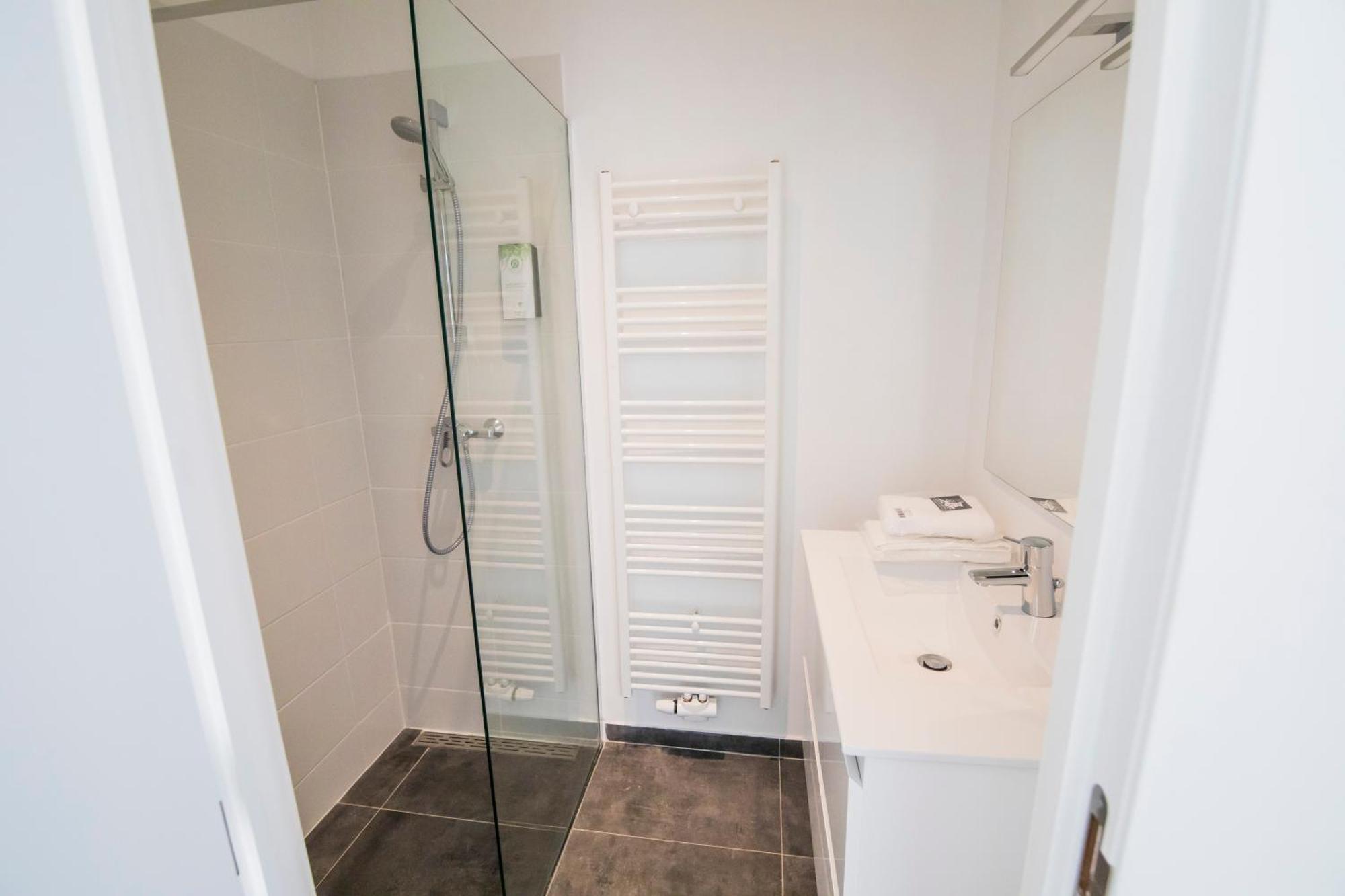 Travelease - Midi Bed & Breakfast Anderlecht ภายนอก รูปภาพ