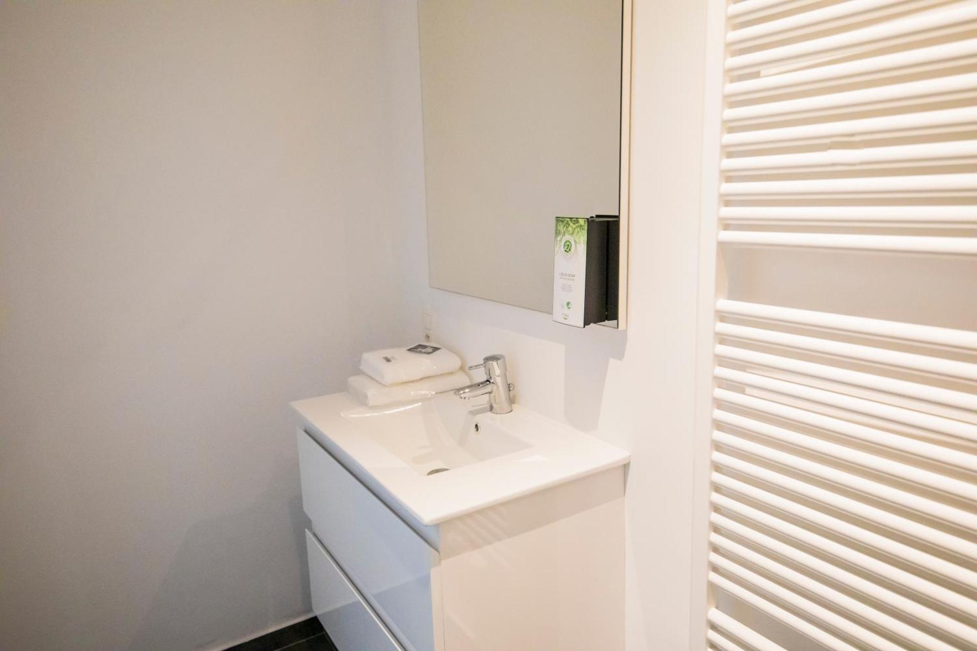 Travelease - Midi Bed & Breakfast Anderlecht ภายนอก รูปภาพ