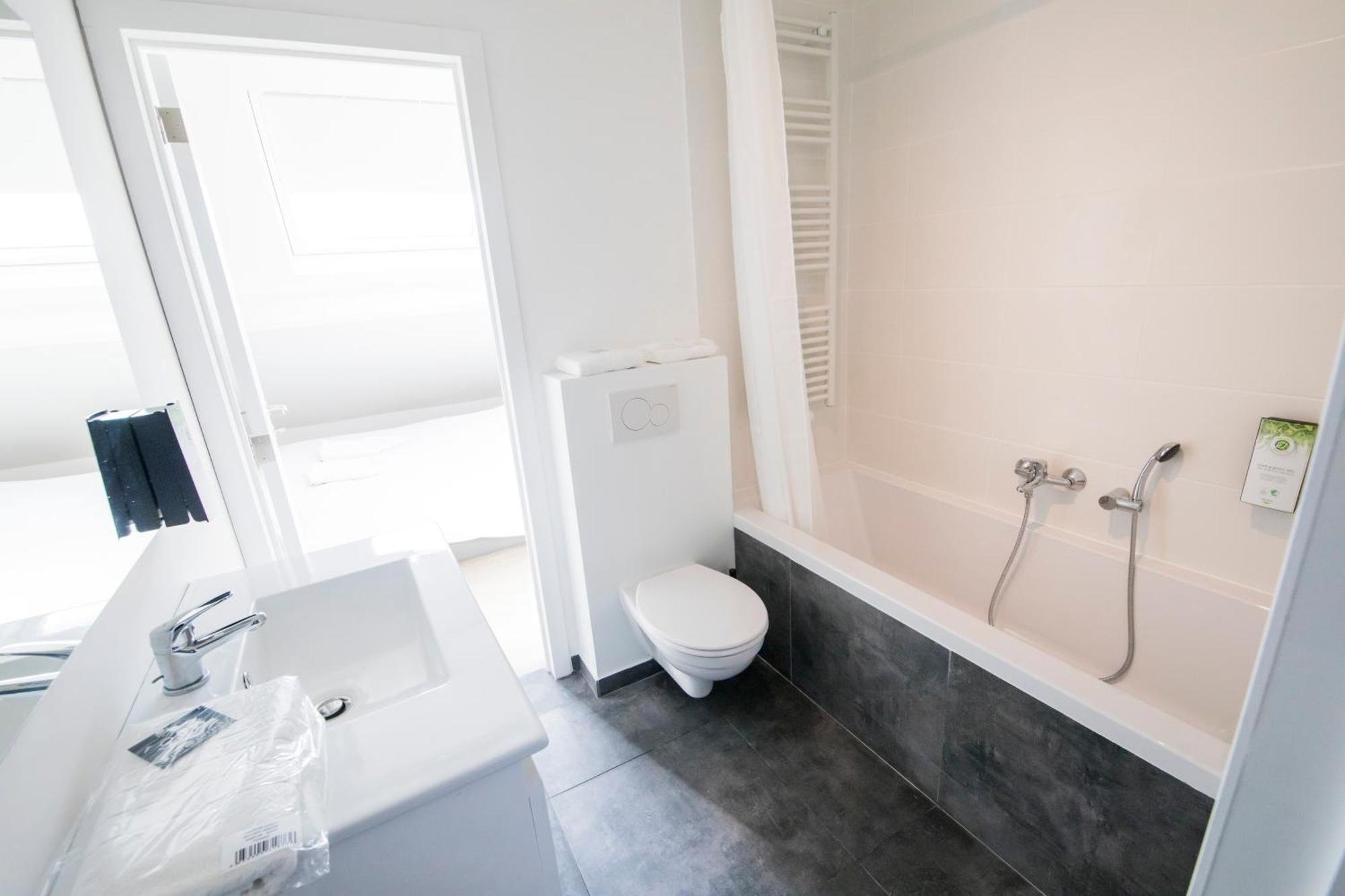 Travelease - Midi Bed & Breakfast Anderlecht ภายนอก รูปภาพ