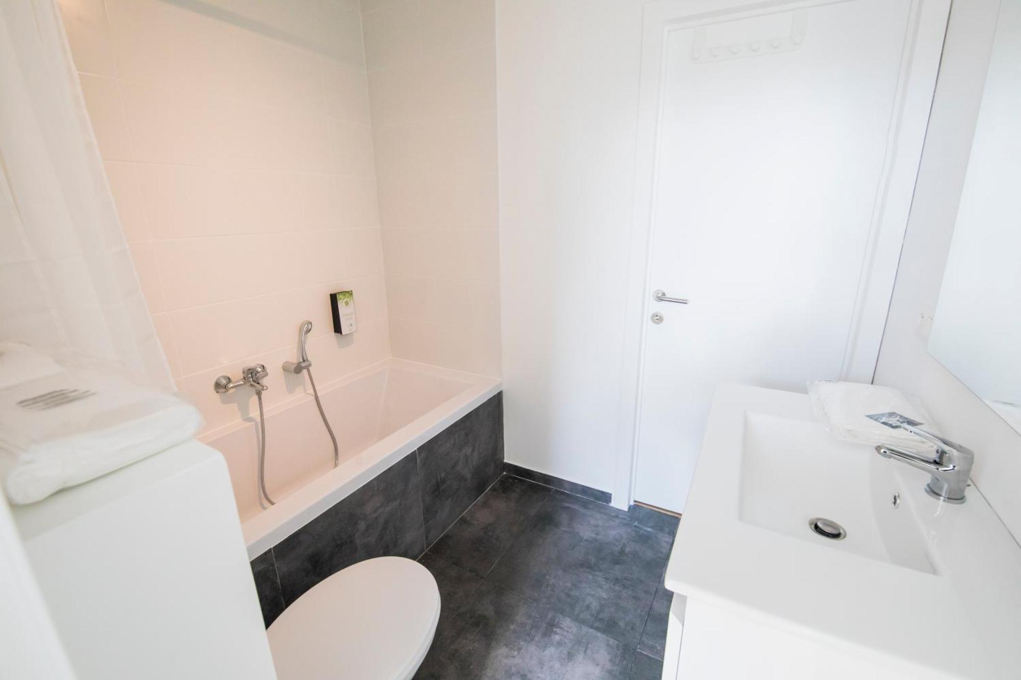 Travelease - Midi Bed & Breakfast Anderlecht ภายนอก รูปภาพ